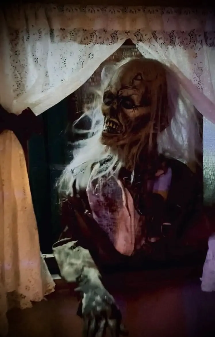 Drop Window Zombie Halloween Animatronic 1
