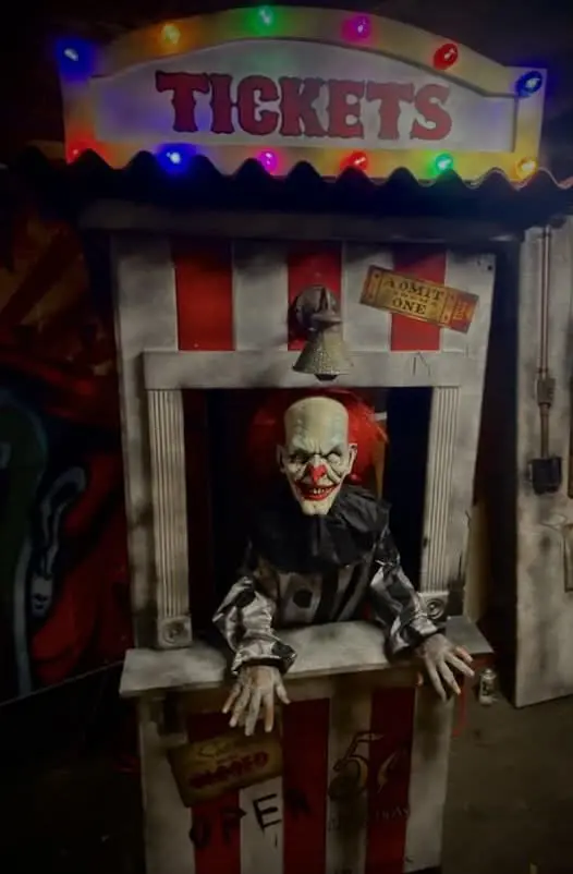 Haunted Ticket Booth Halloween Animatronic 1
