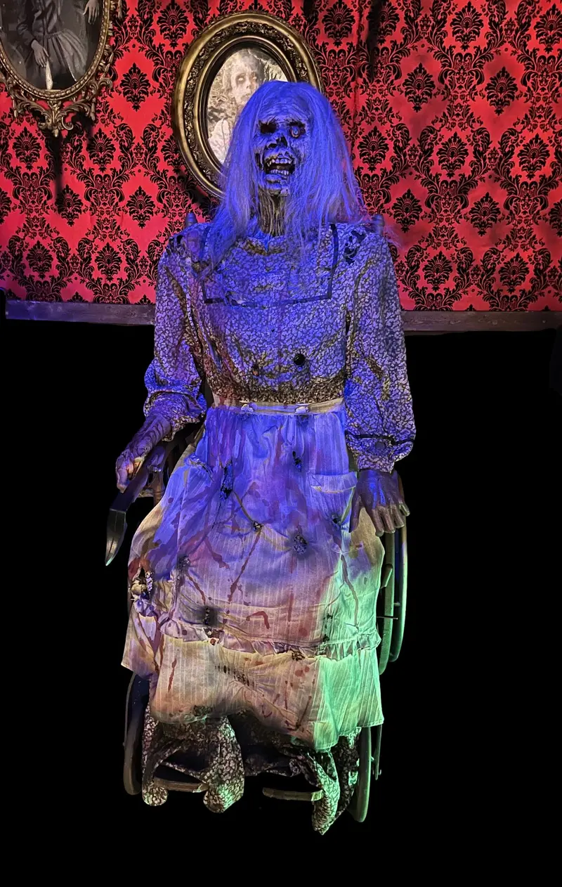 "Mother" Professional Halloween Animatronic 1