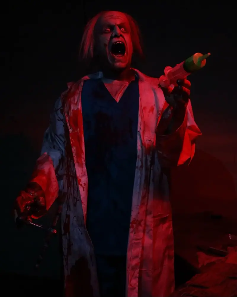 "Psycho Surgeon" Halloween Animatronic 1