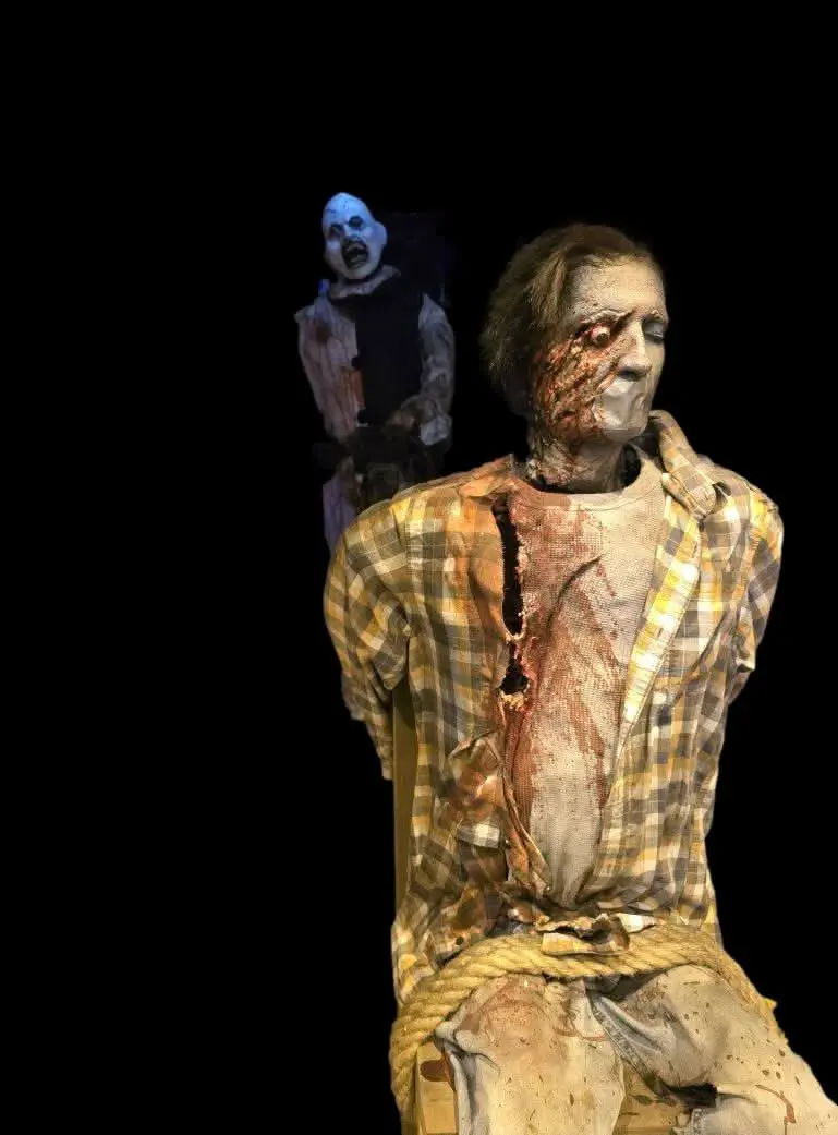Terrifying Chainsaw Killer And Victim  Halloween Animatronic 1